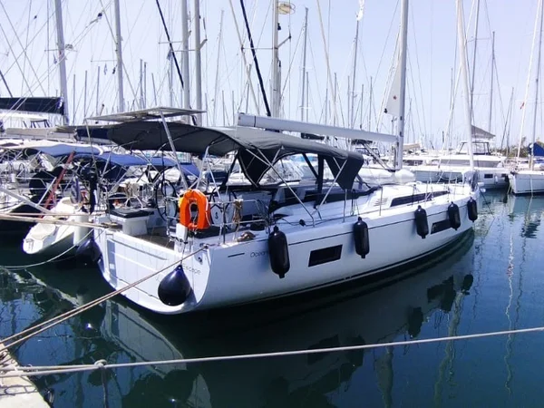 Océanis 51.1 de Vernicos Crewed en Atenas