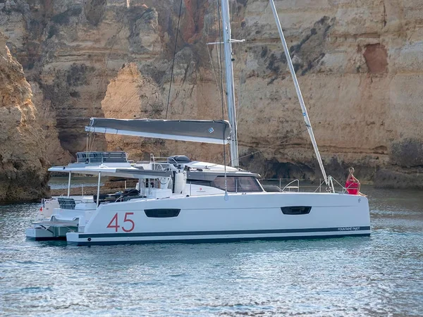 Fountaine Pajot Elba 45 yritykseltä Latitudine 38 Palermossa