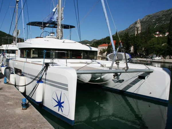 Lagoon 52 della South Sea Sail a Lavrion