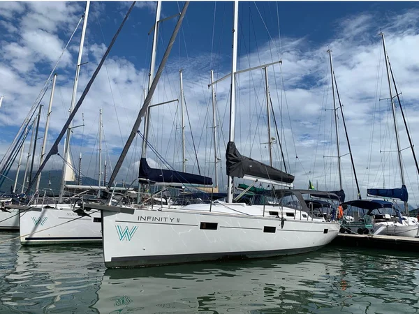 Delta 41 av Wind Charter i Paraty