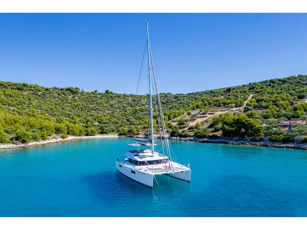 Lagoon 560 van Cool Change in Marina