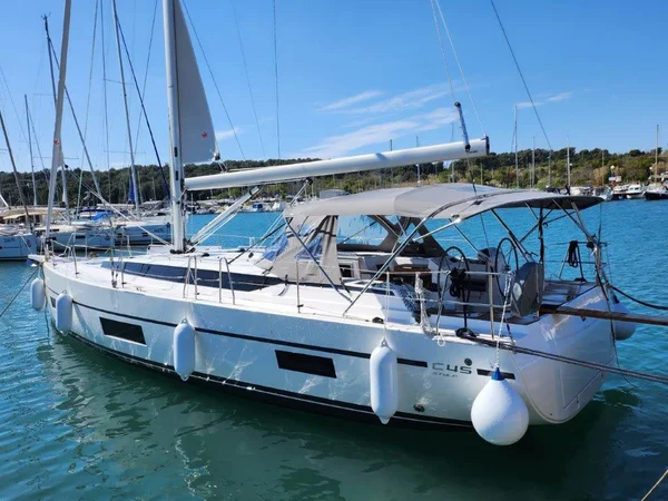 Bavaria C45 Style af Strasser Yachting i Primošten