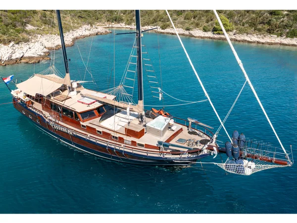 XNA van Master Charter in Split