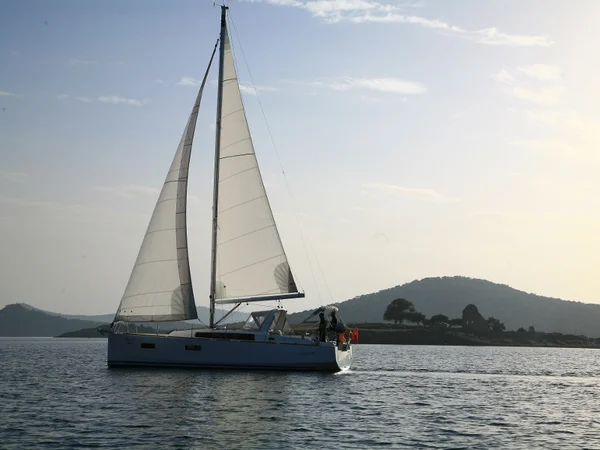 Oceanis 38 par Thea Sailing à Marmaris