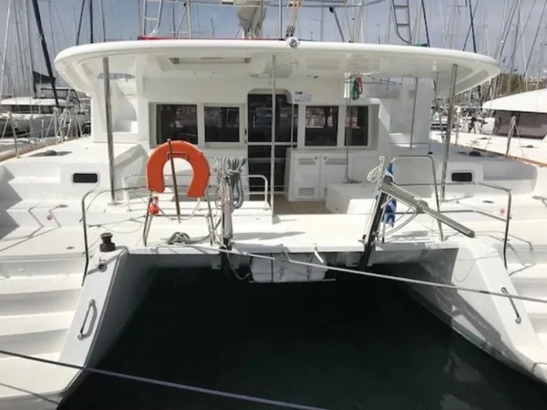 Lagoon 450 par MG Yachts à Athènes