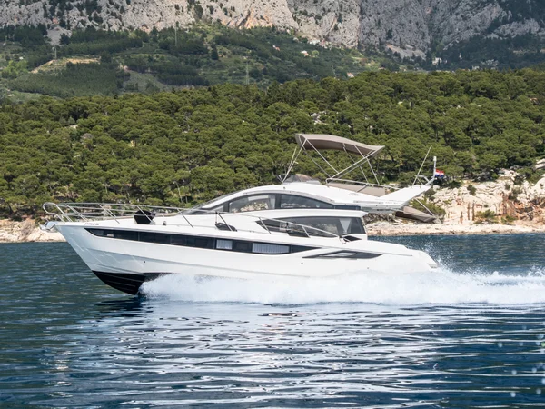 Galeon 430 Skydeck van Ocean Yacht Charter in Makarska