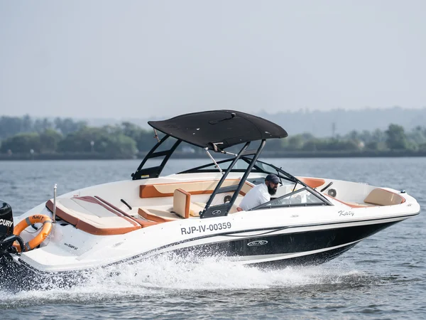 Sea Ray SPX 210 av Marine Solutions i Goa