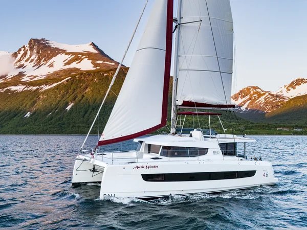 Bali 4.6 yritykseltä Boreal Yachting Kvaløysletta