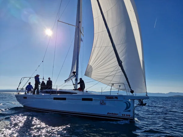 Dehler 38 yritykseltä Wimmer Yachting Punatissa