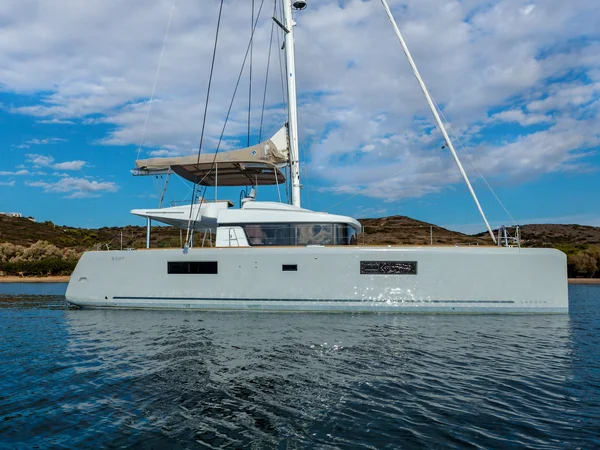 Lagoon 52 della Puresailing Yachting a Lavrion