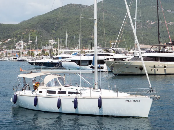 Sun Odyssey 40 par FLOW Yacht Club à Tivat