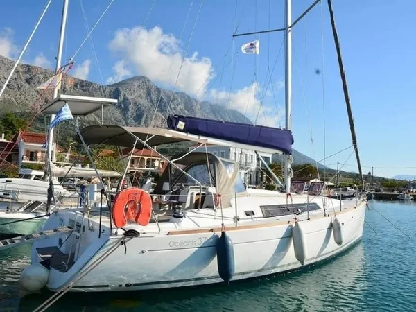 Oceanis 37 från Alsalos Yachting i Palairos