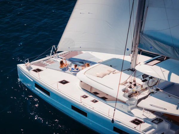 Lagoon 46 par Puresailing Yachting à Athènes