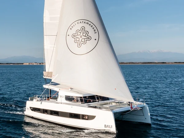 Bali Catsmart della Bali Catamarans Charter a Saint-Mandrier-sur-Mer