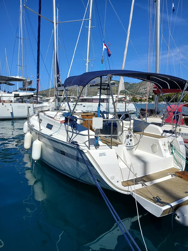 Bavaria 32 Cruiser de DeToni Charter en Trogir