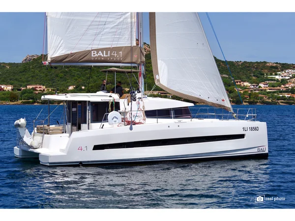 Bali 4.1 från Aladar Sail i Portisco