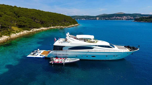 Ferretti Yachts 880 from GARIFUL YACHT CHARTER in Seget Donji