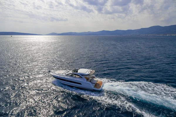 Leader 36 av Orvas Yachting i Split