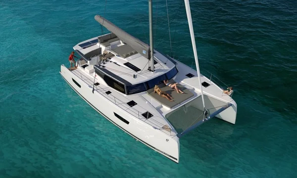 Fountaine Pajot Saona 47 yritykseltä Dream Yacht Charter Baie Sainte Annessa