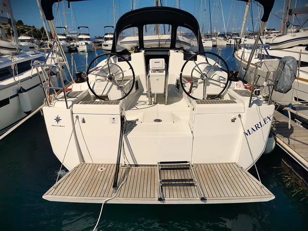 Sun Odyssey 419 von Adventure Charter in Drage
