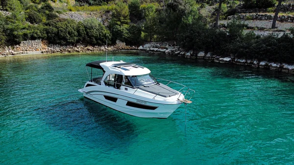 Antares 9 OB par Orvas Yachting à Split
