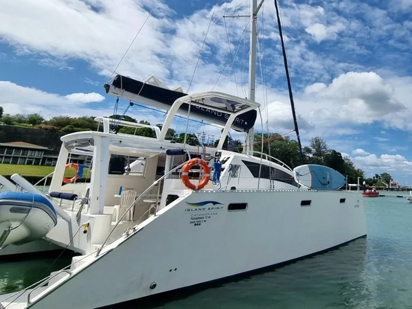 Island Spirit 410 par Island Spirit Charters à Phuket