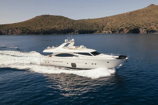 Ferretti Yachts 830 Flybridge da Istion Yachting em Glyfada
