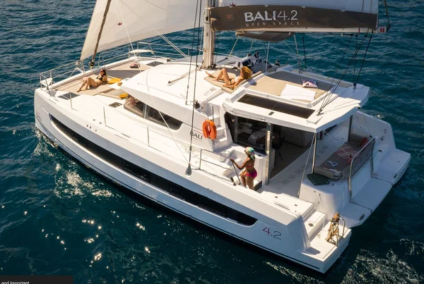 Bali 4.2 yritykseltä Discovery Yachting Volosissa