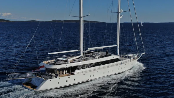 MS Custom Aurum Sky yritykseltä BomiShip Yachting Splitissä