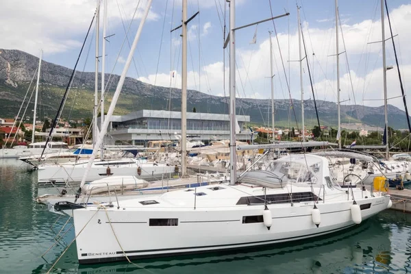 Oceanis 411 van Sea and More Yachting in Rogoznica