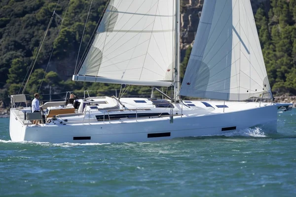 Dufour 430 från Panouseris Yacht Charters på Korfu