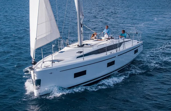 Bavaria 42 Cruiser af Odysseus Yachting Holidays på Korfu