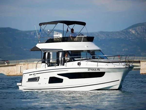 Merry Fisher 1095 Fly af Coral Nautica i Trogir