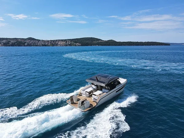 Tesoro T38 Power Cat av Baotic Yachting i Seget Donji