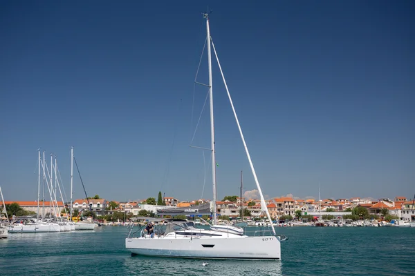 Elan E4 av Aurora Charter i Murter