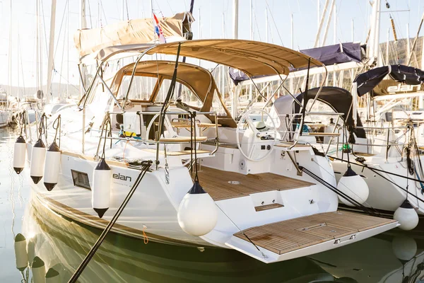 Elan Impression 40 yritykseltä Yacht4You Kaštel Gomilicassa