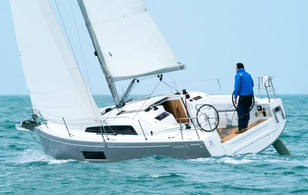 Oceanis 30.1 da Five Seasons Yachting em Barcelona