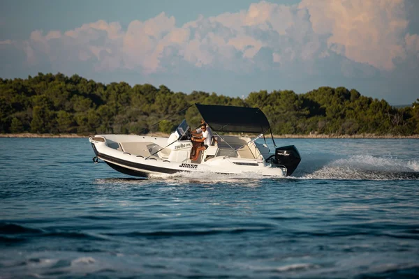 Jokerboat Clubman 22 da Newera Charter em Sukošan