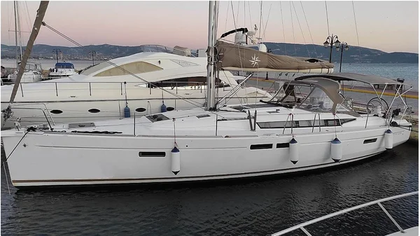 Sun Odyssey 479 af MG Yachts i Eleusis