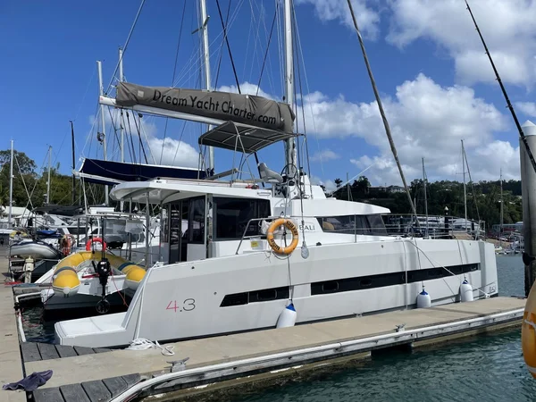 Bali 4.3 van Dream Yacht Charter in Airlie Beach