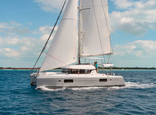 Lagoon 42 af Ionian Catamarans i Lefkada