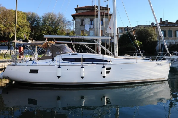 Elan Impression 40 della Sunturist Charter a Zara