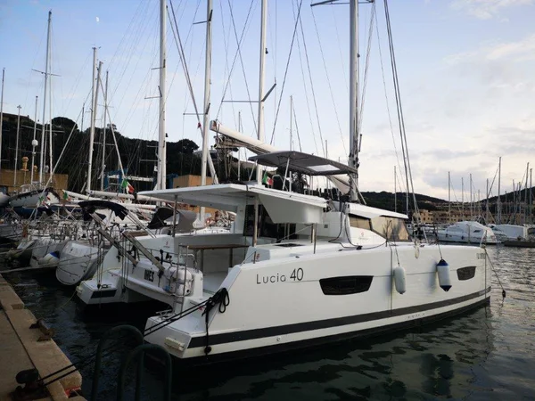 Fountaine Pajot Lucia 40 av Holidays i Portisco