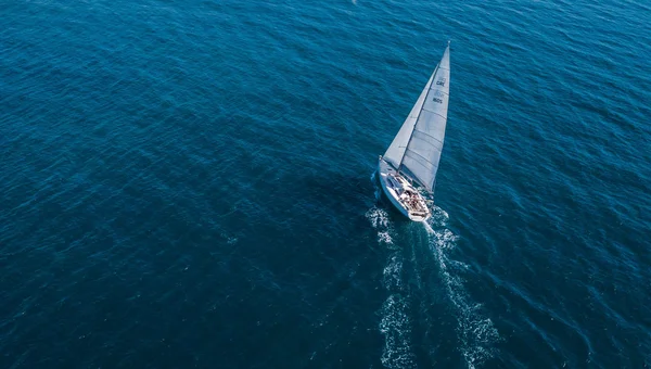 Salona 44 från Anemos Yachting i Aten