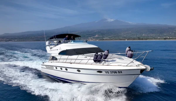 Fairline Squadron 55 af 2M YACHT i Riposto