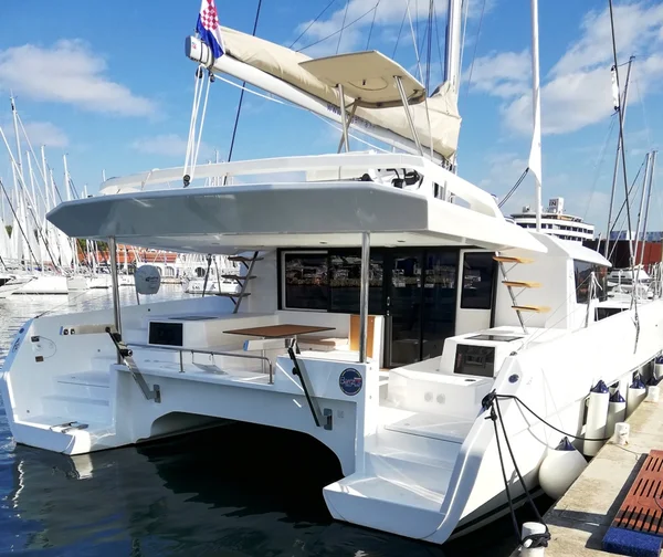 Dufour 48 Catamaran da Angelina Tours em Vodice