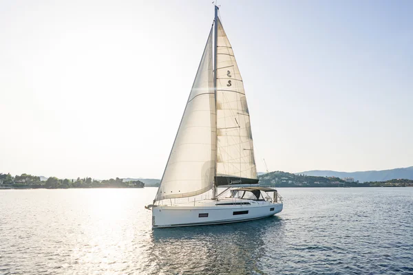 Océanis 51.1 par Istion Yachting à Corfou