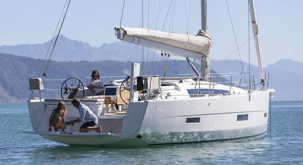 Dufour 430 af Fyly Yachting i Lavrion