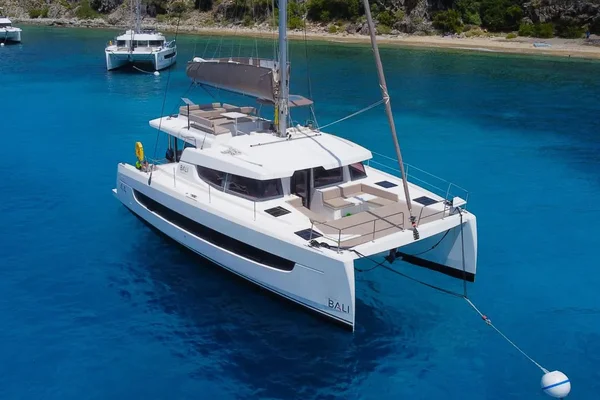 Bali 4.4 par Jackalope Catamaran à Nassau