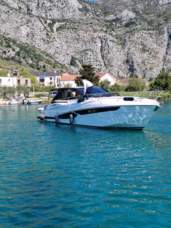 Parana 38 von Croatia Yachting in Šibenik